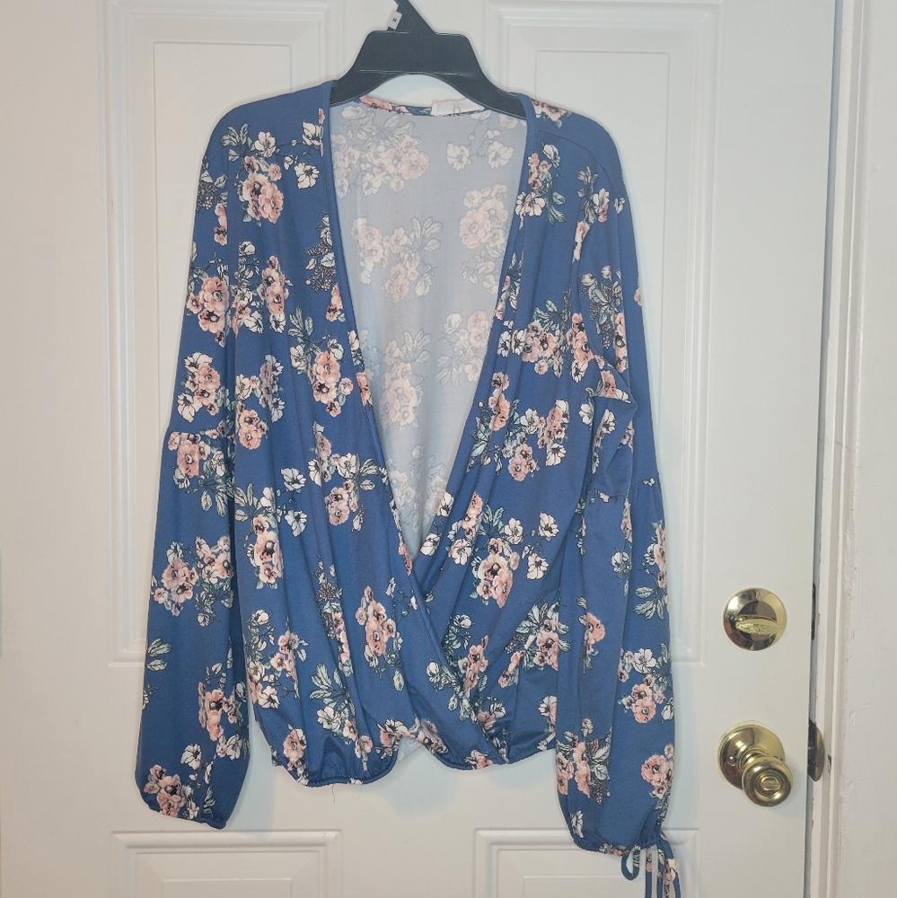 Like new Amelia James cross front top sz m